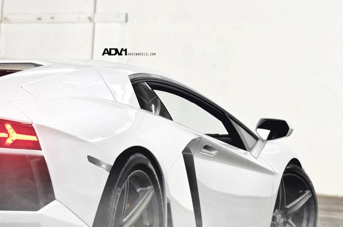 Lamborghini Aventador LP700-4 là dòng xe thể thao được trang bị động cơ khủng V12 6,5 L cho công suất 700 mã lực.